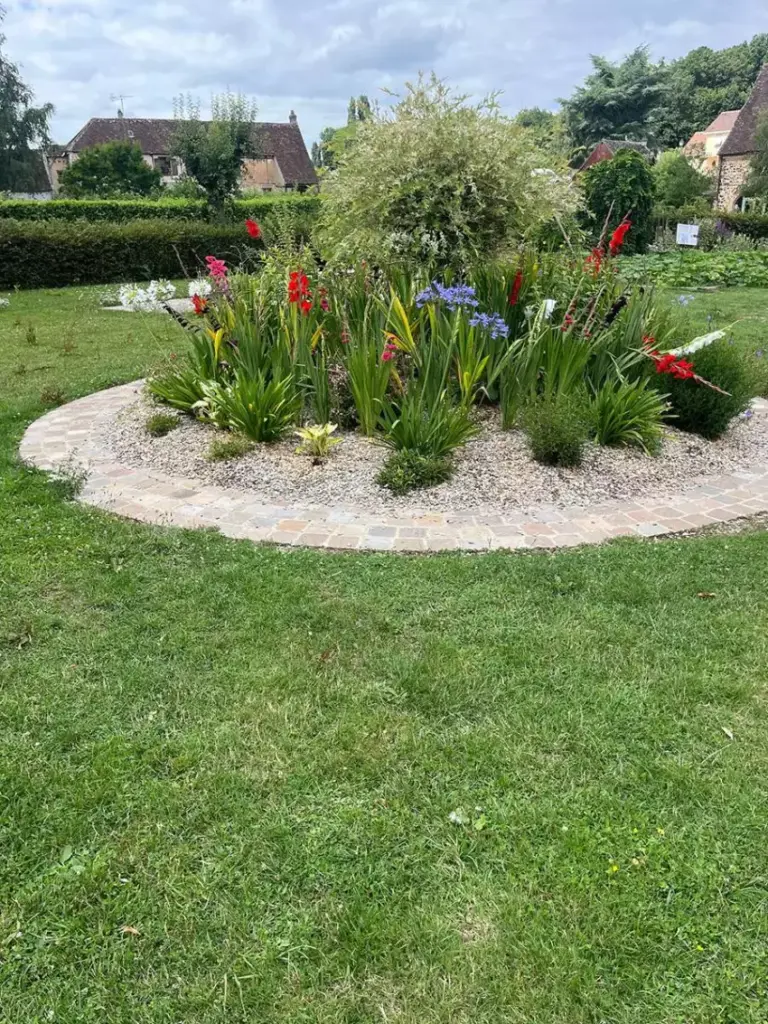 Réalisations paysagiste Calvados — création de massif fleuri par Paysagiste 14