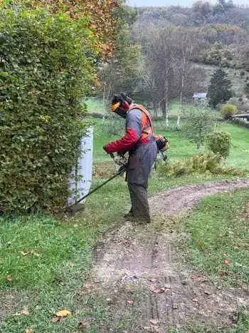 Entretien jardin Caen — nettoyage de massifs et débroussaillage par Paysagiste 14